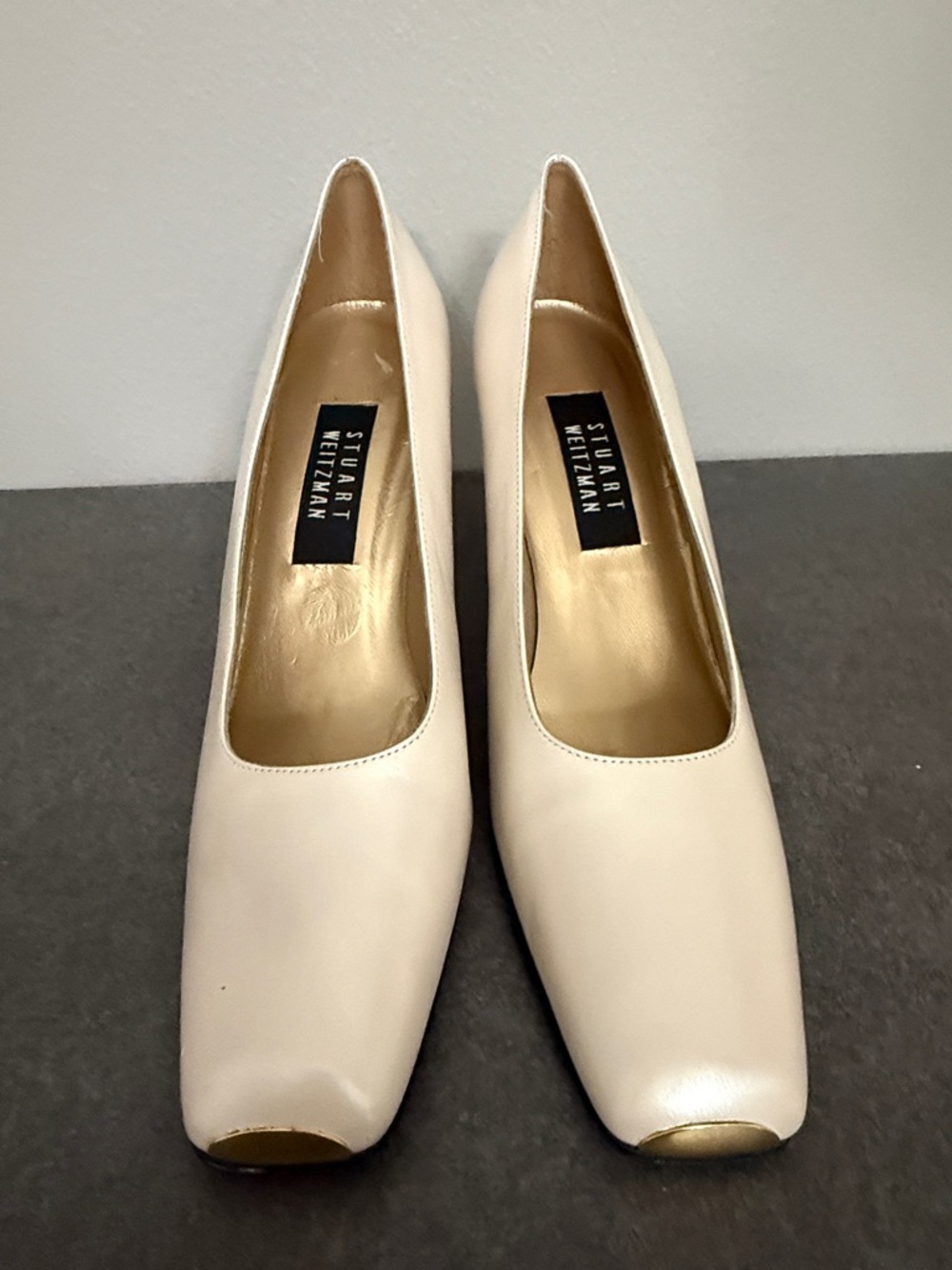 NWOT Stuart Weitzman classic pearl white and gold accent heals. 90’s